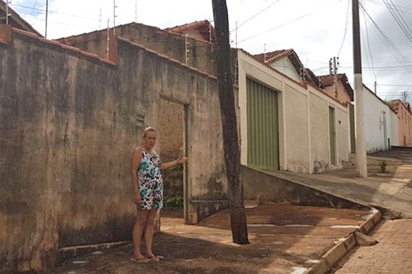 Família tenta há 20 anos retirar poste da frente de casa e Cemig cobra R$ 1.626,00 pelo serviço