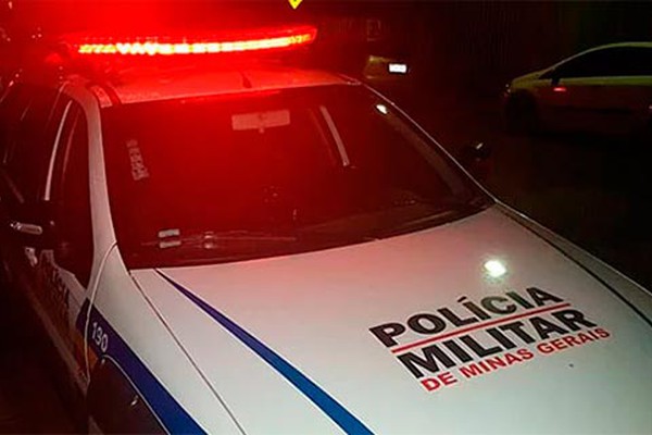Polícia Militar prende dupla acusada de assaltar mulher de 52 anos em Patos de Minas