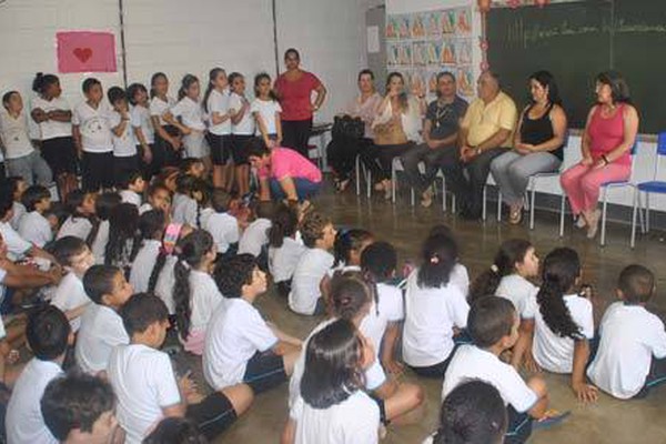 Escola Municipal Frei Leopoldo recebe doação de livros com recital de poesia