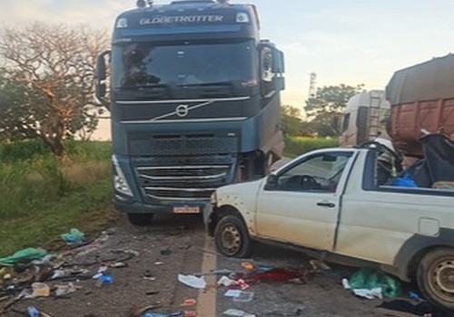 Picape bate frontalmente com caminhão na BR-251 e motorista fica gravemente ferido em Unaí