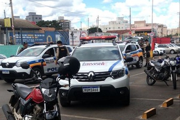Casal é preso após agredir clientes e funcionários de um supermercado em Patos de Minas