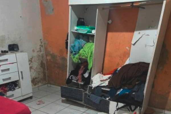 Homem é preso por agredir companheira com a filha no colo; ele danificou produtos da criança