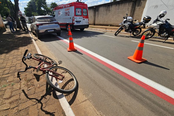 Ciclista sofre grave ferimento na cabeça após acidente com carro no bairro Santo Antônio