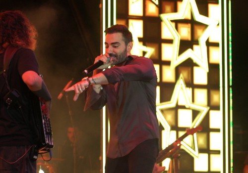 Com show de sanfoneiro, Guilherme e Benuto cantam “Meu pai paga minha faculdade”; veja ao vivo