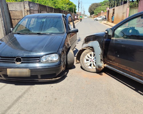 Motorista invade a contramão e bate de frente com outro carro na estreita rua São Geraldo