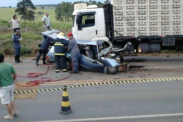 Motorista de 67 anos morre ao se envolver em grave acidente com caminhão na BR 365