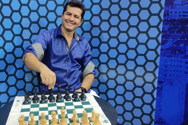 Enxadrista mostra benefícios do esporte e convida patenses para praticarem xadrez