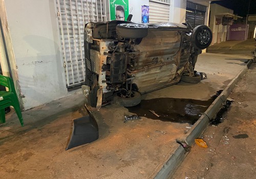 Fiat Uno vai parar tombado sobre o passeio após ser atingido por caminhonete em Patos de Minas