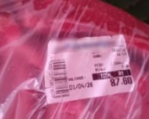 Jovem deixa de pagar por pacote de carne ao passar compras em hipermercado e acaba na delegacia