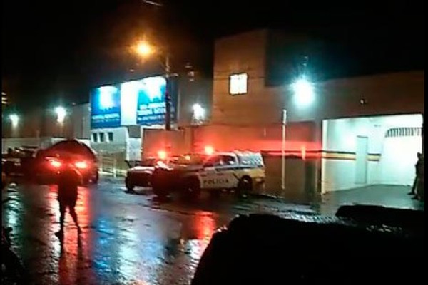 Populares tentam impedir, mas homem invade hospital e mata a ex-mulher em Monte Carmelo
