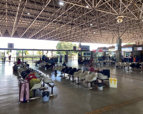 Homem é preso após insistir em aperto de mão e tentar beijar à força funcionária de guichê na rodoviária