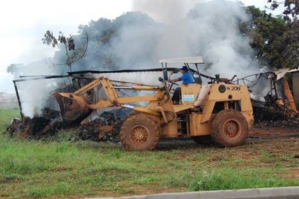 Prefeitura começa a demolir Galpão de pneus destruído pelas chamas