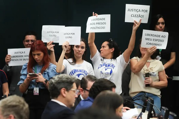 Projeto da anistia aos golpistas do 8 de janeiro é adiado na CCJ