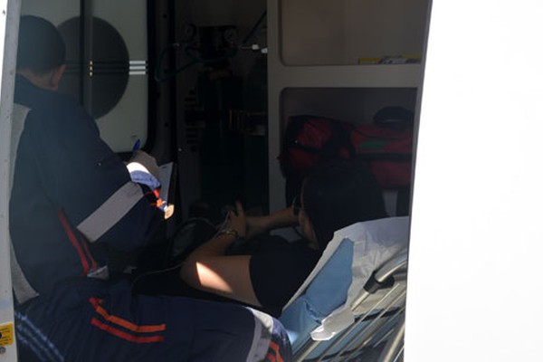 Condutora fica ferida ao atingir outra motociclista que tentava conversão em Patos de Minas 