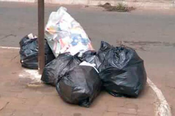 Desrespeito aos horários de coleta de lixo na região central deixa a cidade mais suja e poluída