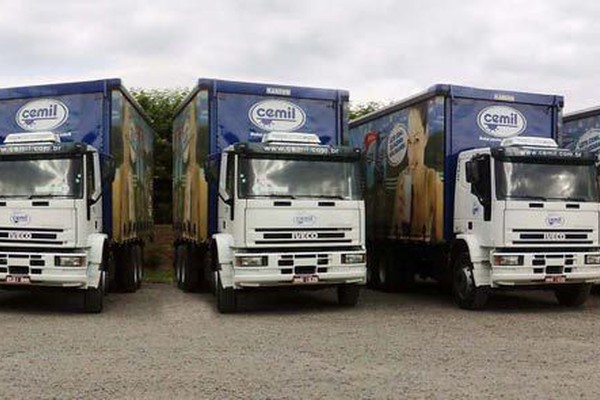 Cemil doa milhares de litros de leite e fornece caminhões para levar doações ao Rio e Sul de Minas