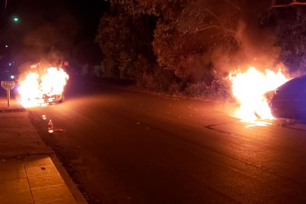 Carros são incendiados de forma criminosa no bairro Boa Vista; vizinho é acusado
