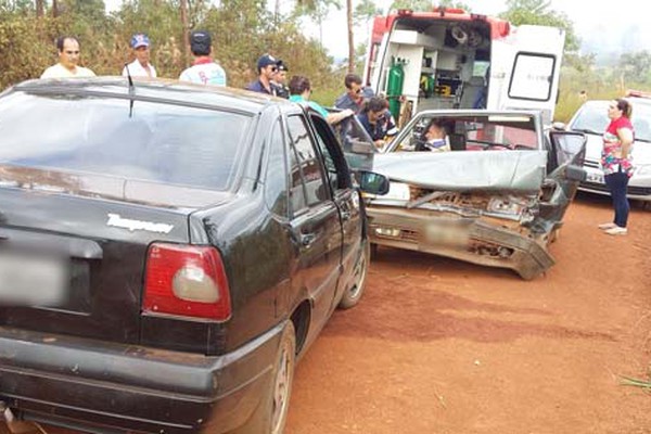Batida frontal entre dois veículos perto do Aterro Sanitário deixa cinco pessoas feridas