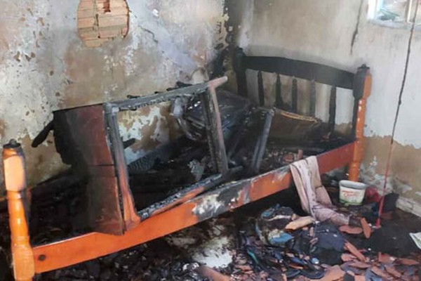 Mulher ateia fogo em casa na Vila Rosa e deixa jovem morador apenas com a roupa do corpo