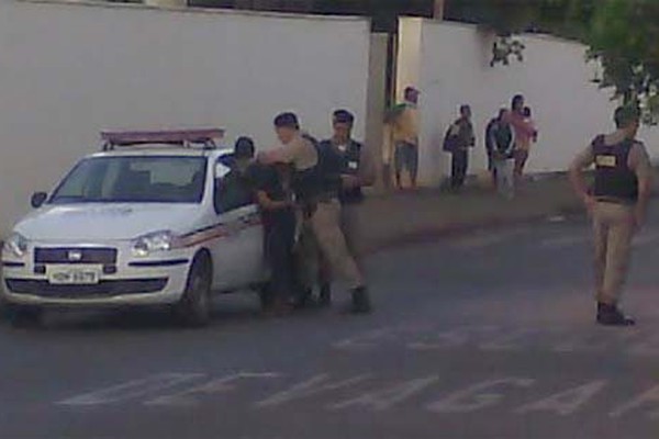 Detento que deixou presídio por engano pula muro de casas no Alto da Colina, mas é recapturado