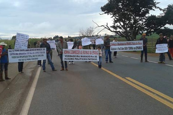 Trabalhadores Sem-terra fecham a MGC 354 em mais um protesto pelas terras da Epamig