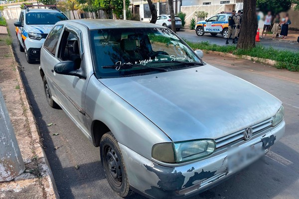 Carro volta em morro, atinge veículo de trás e motorista acaba preso em Patos de Minas