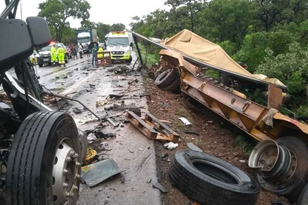 Motorista de Patos de Minas morre em batida frontal entre caminhão e carreta na BR040