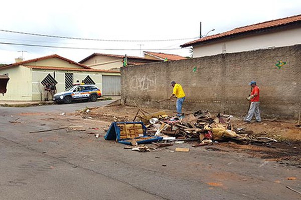 Após denúncia de moradores no Patos Hoje, Prefeitura limpa calçadas tomadas pelo lixo
