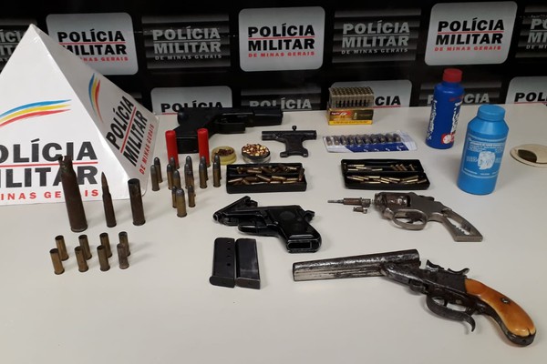 Homem é preso com pistola, garrucha e diversas munições após ordem judicial em Patrocínio