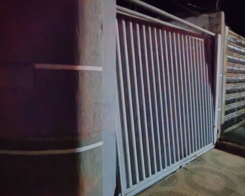 Jovem arromba portão e invade a casa da ex de madrugada em Patos de Minas