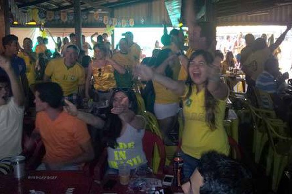 Brasil vence Colômbia e comemoração dos patenses entra noite a dentro 