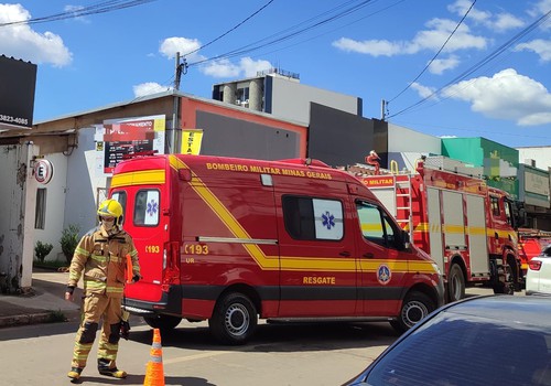 Curto-circuito em fiação no Centro de Patos de Minas mobiliza o Corpo de Bombeiros