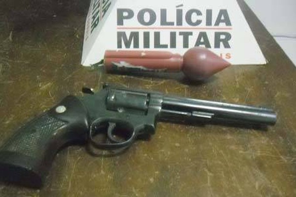Arma de fogo é encontrada ao lado de rojão em uma casa em Carmo do Paranaíba