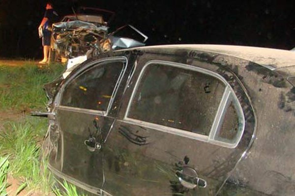 Veículos batem de frente em grave acidente na MG 410 deixando duas pessoas feridas