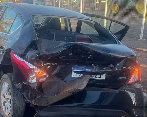 Motorista com sintomas de embriaguez bate na traseira de carro na avenida JK e foge do local