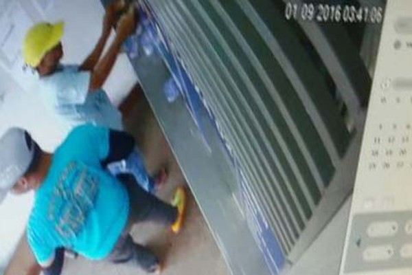 Câmera mostra ação de assaltantes em correspondente bancário em Patos de Minhas
