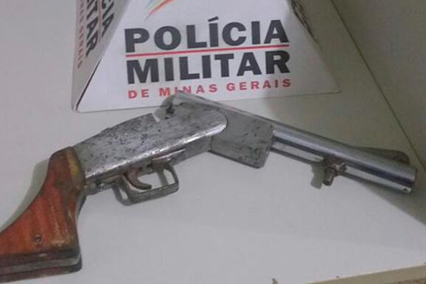 Jovem é preso com arma calibre 12 de fabricação artesanal em Rio Paranaíba