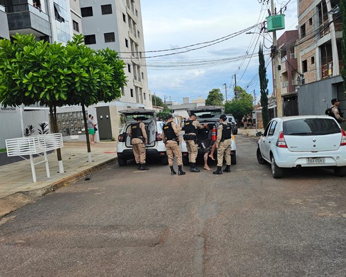 PM apresenta balanço da operação que terminou com morto, dois presos e 5 armas apreendidas