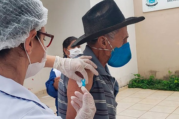 Vacinação da gripe é retomada, mas doses acabam de novo e idosos ficam sem imunização 