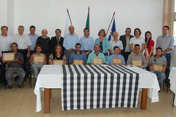 Microempreendedores recebem diploma da Prefeitura de Patos de Minas