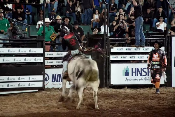 Touro pula rodando, mas peão se segura e vence o “filho da vaca” na 1ª montaria; veja ao vivo