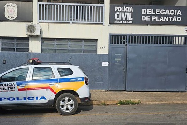 Idoso de 85 anos é preso com espingarda após denúncias de ameaças e agressões contra esposa e filha em Patos de Minas