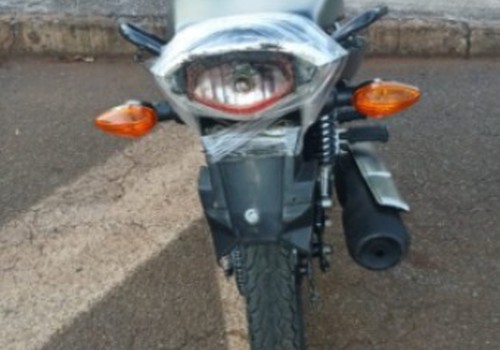 Jovem já conhecido por manobras perigosas é preso após empinar moto sem placa e fugir da PM