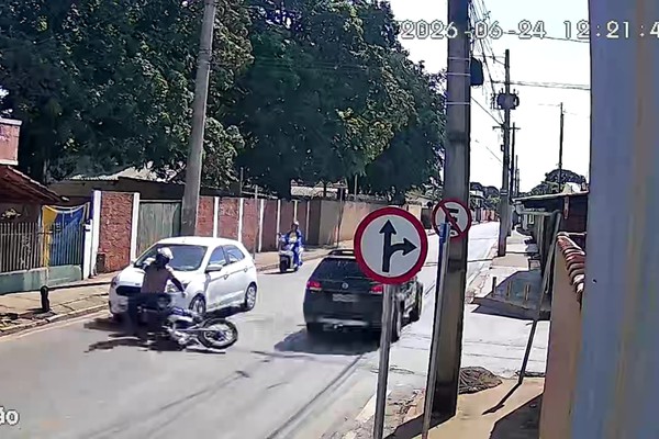 Motociclista é arremessado ao chão após ser atingido por carro, em Patos de Minas; veja vídeo