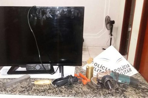 Dois homens são detidos suspeitos de furtar TV em uma residência no Bairro Saltado
