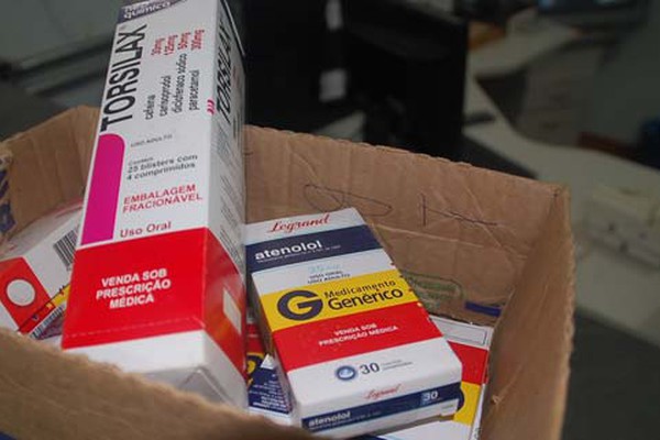 Por ordem judicial, PM apreende caixas de medicamentos em depósito de cosméticos