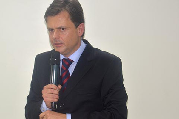 Arnaldo Queiróz usa Tribuna Livre da Câmara para cobrar solução do problema da taxa de esgoto