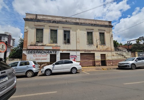 Casarão centenário no centro de Patos de Minas ameaça desabar e família vive um impasse