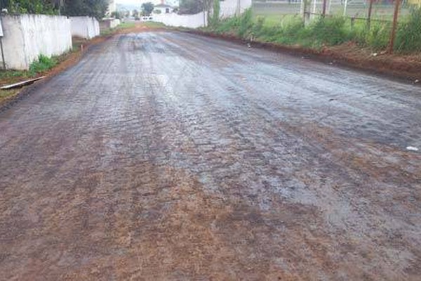 Prefeitura envia nota justificando asfaltamento de trechos de ruas na cidade
