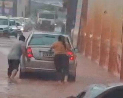 Carro sofre pane em plena Ponte do Arco, trava o trânsito e expõe necessidade de nova passagem